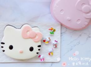 装点上粉色的蝴蝶结跟鼻子，可爱的hello kitty蜜豆牛奶冻就做好啦。