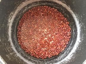 冷藏牛奶的时候来做蜜豆，将泡好的红小豆加适量的水，用电饭锅煮熟。