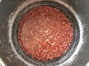 冷藏牛奶的时候来做蜜豆，将泡好的红小豆加适量的水，用电饭锅煮熟。