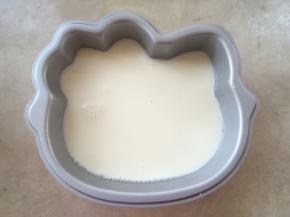 将搅拌均匀的牛奶液倒入hello kitty不沾模具内