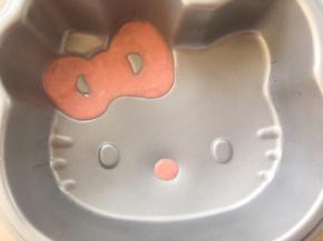 模具垫平，在蝴蝶结跟鼻子凸起的部分挤上适量的巧克力。之后入冰箱冷冻1分钟至巧克力凝固。
