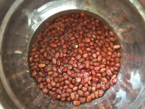 红小豆用冷水泡6个小时左右。
