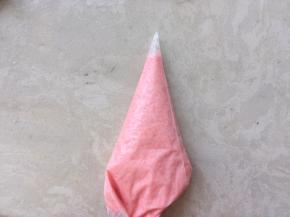 将粉色巧克力装入裱花袋内