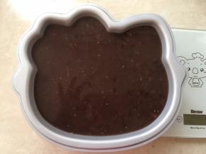 2个小时后，冰箱取出凝固好的蜜豆牛奶冻。