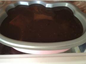 之后将模具继续放入冰箱，冷藏2个小时，至蜜豆层凝固。