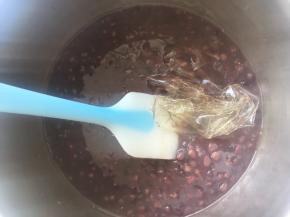 泡软的吉利丁片滤干水份，加热温热的红豆中搅拌均匀。凉透