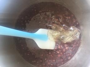 泡软的吉利丁片滤干水份，加热温热的红豆中搅拌均匀。凉透