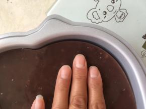 用手按住蜜豆层，轻轻剥离一下就跟模具分离开啦。