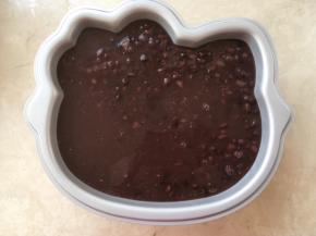 冰箱取出凝固的牛奶冻，将凉透的蜜红豆沿着边缘一点点倒入。
