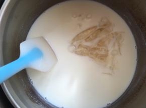 将牛奶坐冷水降温至不烫手的热度。泡软的吉利丁片过滤掉水份，放入温热牛奶中搅拌均匀，牛奶的余温会将吉利丁融化