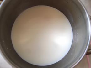 牛奶加细砂糖搅拌均匀。
