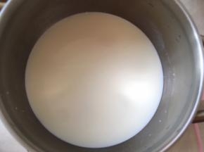 牛奶加细砂糖搅拌均匀。