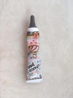 黑巧克力笔用热水泡软。