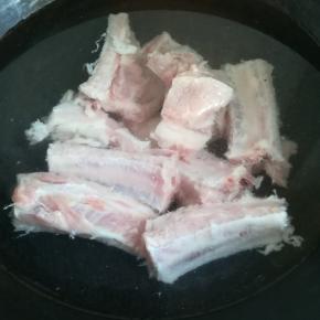 肋排切条段，用盐水泡后，反复洗几遍