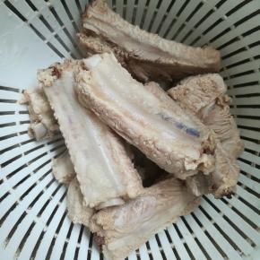 入冷水中开火，焯去血水，排骨沥干水