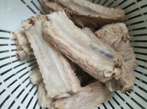 入冷水中开火，焯去血水，排骨沥干水