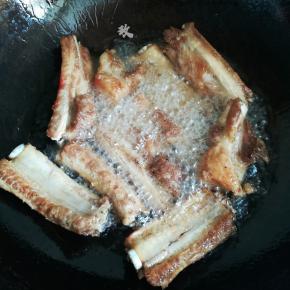 锅中放油，油温6丶7分时放入排骨炸制