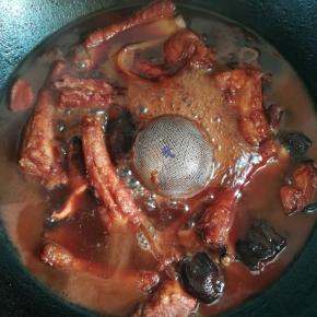 全部辅料装入调料盒里入电压力锅中，加入150g左右水和啤酒、红曲粉、红腐乳和炸过的排骨，压20分钟即可。