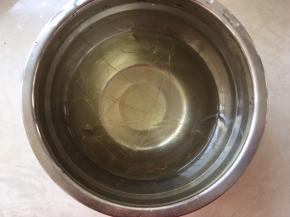 剩下的两片吉利丁片用冷水泡软