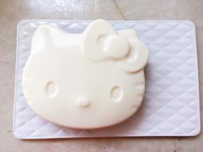 将模具倒扣在盘子上，轻拍底部，蜜豆牛奶冻就完美脱模啦，先将牛奶冻放入冰箱冷藏。