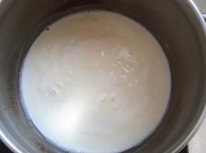 之后将牛奶小火加热至细砂糖融化，我比较喜欢用熟牛奶，就煮开至牛奶冒泡