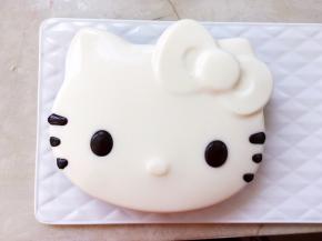 冰箱取出冷藏的蜜豆牛奶冻，在凹下的眼睛跟胡须处挤满黑巧克力。
