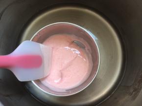 白巧克力加入一点点红色色膏，隔水加热调成粉色。
