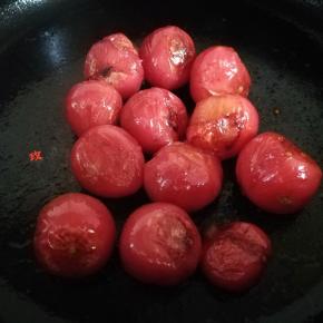 圣女果在黄油锅中煎熟透，备用