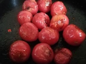 圣女果在黄油锅中煎熟透，备用