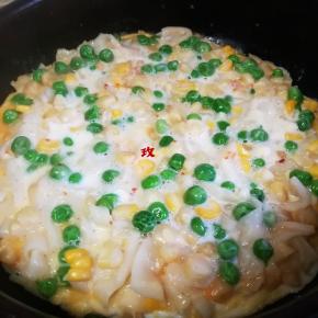 撒入豌豆及玉米粒