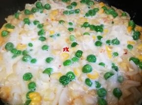 撒入豌豆及玉米粒