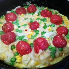 再摆上煎好的圣女果，继续煎制成型