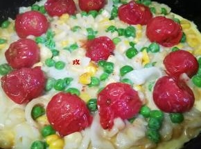 再摆上煎好的圣女果，继续煎制成型