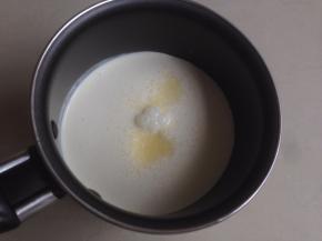 将淡奶油、牛奶和糖倒入小奶锅里，用小火加热，一边搅拌一边加热，使糖全部融化，放凉备用