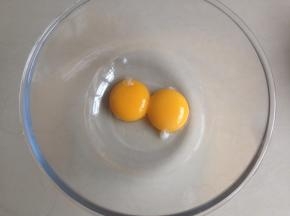 蛋黄倒入盆里，用蛋抽打散