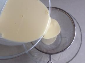 将蛋黄奶液过筛两次，这样会更细腻哟