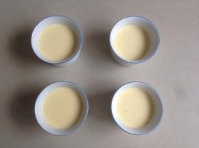 倒入小个的碗中，可以做4杯，甜品小小一杯足够，这样才不会吃腻，小口慢尝
