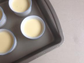 烤盘里装入热水，将布丁杯放入