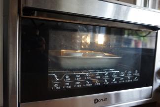 放入已经预热到170度的东菱K40C烤箱中下层，烘烤25分钟左右，表面呈现焦糖色即可