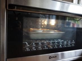 放入已经预热到170度的东菱K40C烤箱中下层，烘烤25分钟左右，表面呈现焦糖色即可