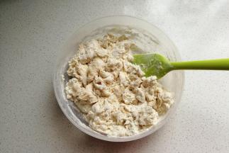 所有面团材料（除黄油外）放入容器中，先用搅拌刀拌成絮状。