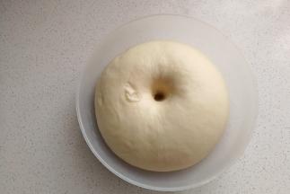 面团发至两倍大，手指沾粉戳洞不回缩不塌陷即发面完成。