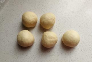 先把大面团分成均匀的五个小剂子稍微滚圆。
