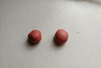 再把红色面团均分两份。