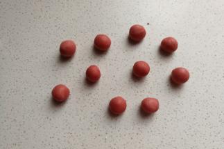 每份红面团再各自分成10个小剂子搓圆。