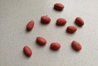 再把另外10个小面团整成椭圆形当做小兔子的手，都做完后放一旁盖上保鲜膜待用。