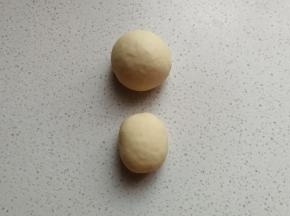 接下来再做小兔子的身体部分：醒好的白面团两个一组，大的搓圆当小兔子的头，小的搓成圆柱状当小兔子的身体。