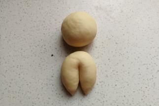 然后用刮板在身体部分约1/2处从中间割开。