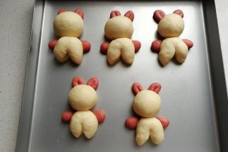 接着依次做完拼装好剩下的小兔面包胚，盖上保鲜膜再次进行发酵。