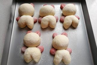 小兔面包胚发酵至两倍大后，在表面筛上一层高筋面粉，然后送入预热好的烤箱170度至180度烤约18分钟左右。